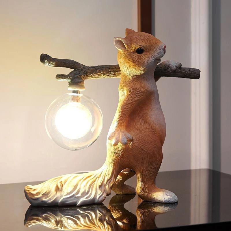 Kelvin – Tischlampe mit Eichhörnchenfigur: Spielerisches Design trifft auf warme Beleuchtung