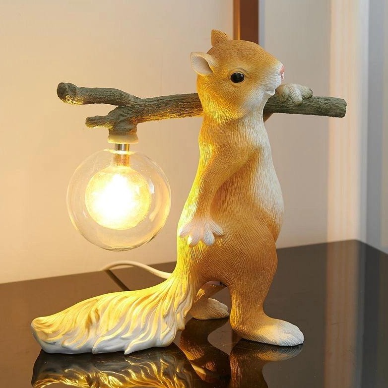 Kelvin – Tischlampe mit Eichhörnchenfigur: Spielerisches Design trifft auf warme Beleuchtung