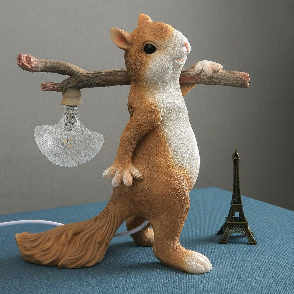 Kelvin – Tischlampe mit Eichhörnchenfigur: Spielerisches Design trifft auf warme Beleuchtung