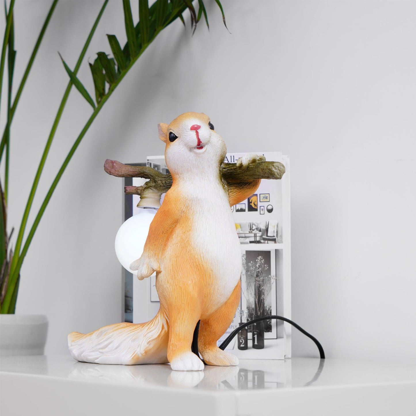 Kelvin – Tischlampe mit Eichhörnchenfigur: Spielerisches Design trifft auf warme Beleuchtung