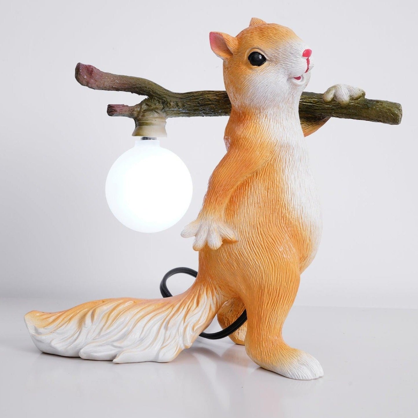 Kelvin – Tischlampe mit Eichhörnchenfigur: Spielerisches Design trifft auf warme Beleuchtung