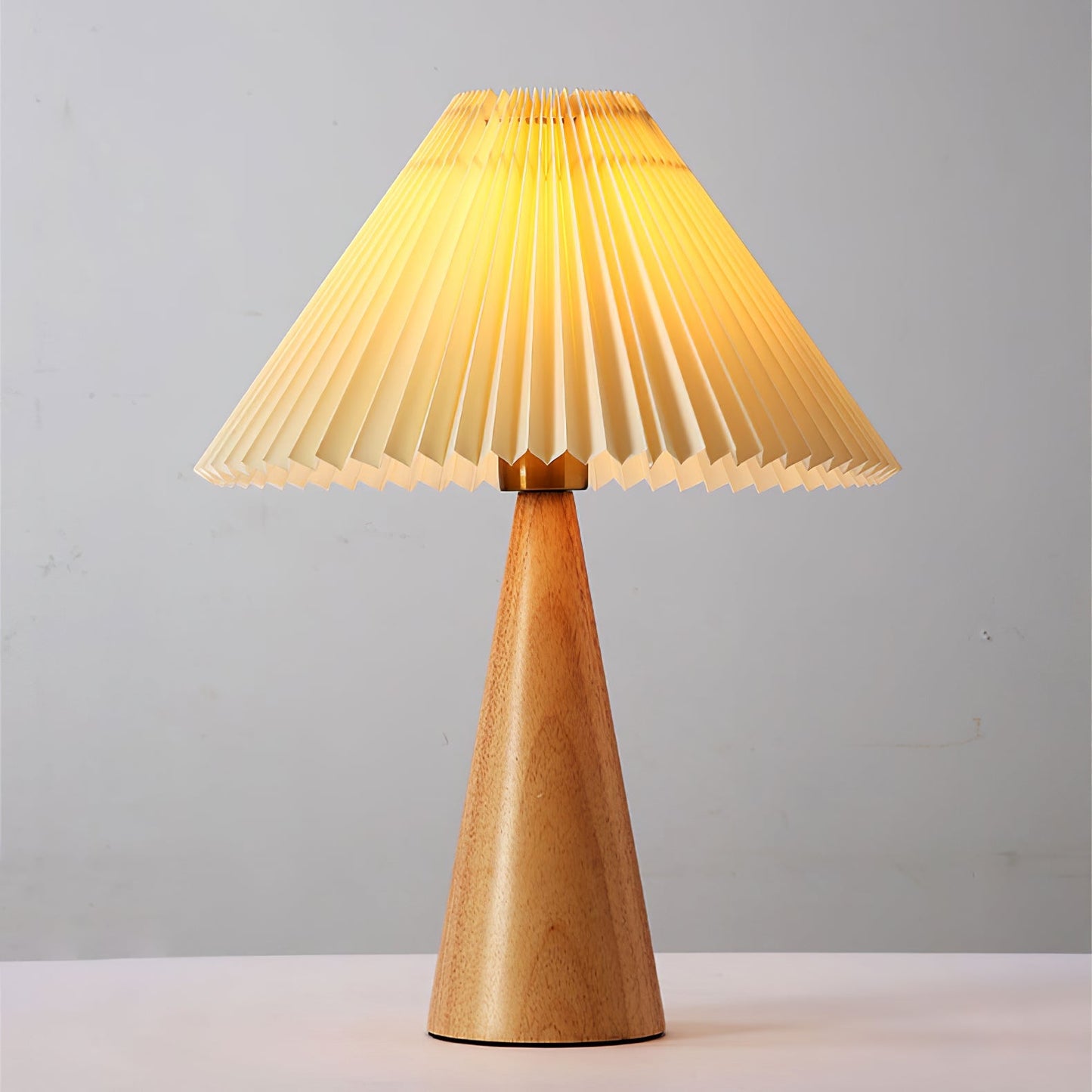 Rami – Tischlampe aus Walnussholz