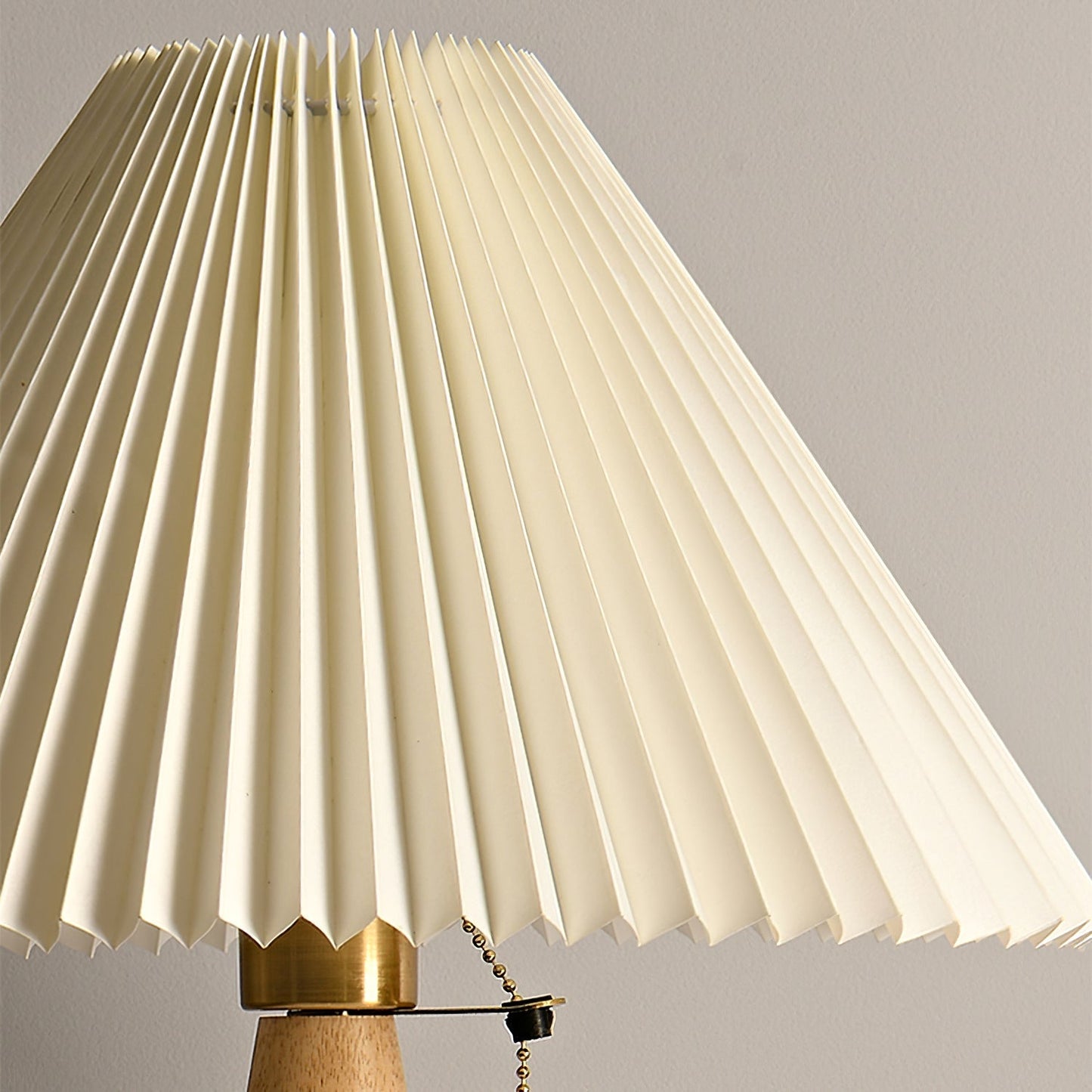 Rami – Tischlampe aus Walnussholz