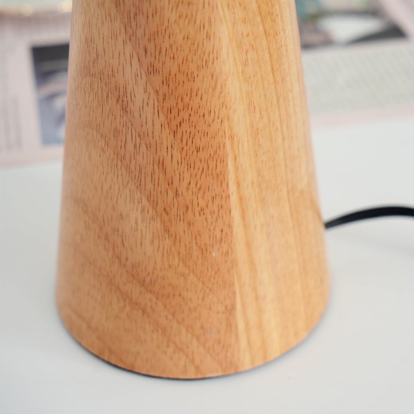 Rami – Tischlampe aus Walnussholz