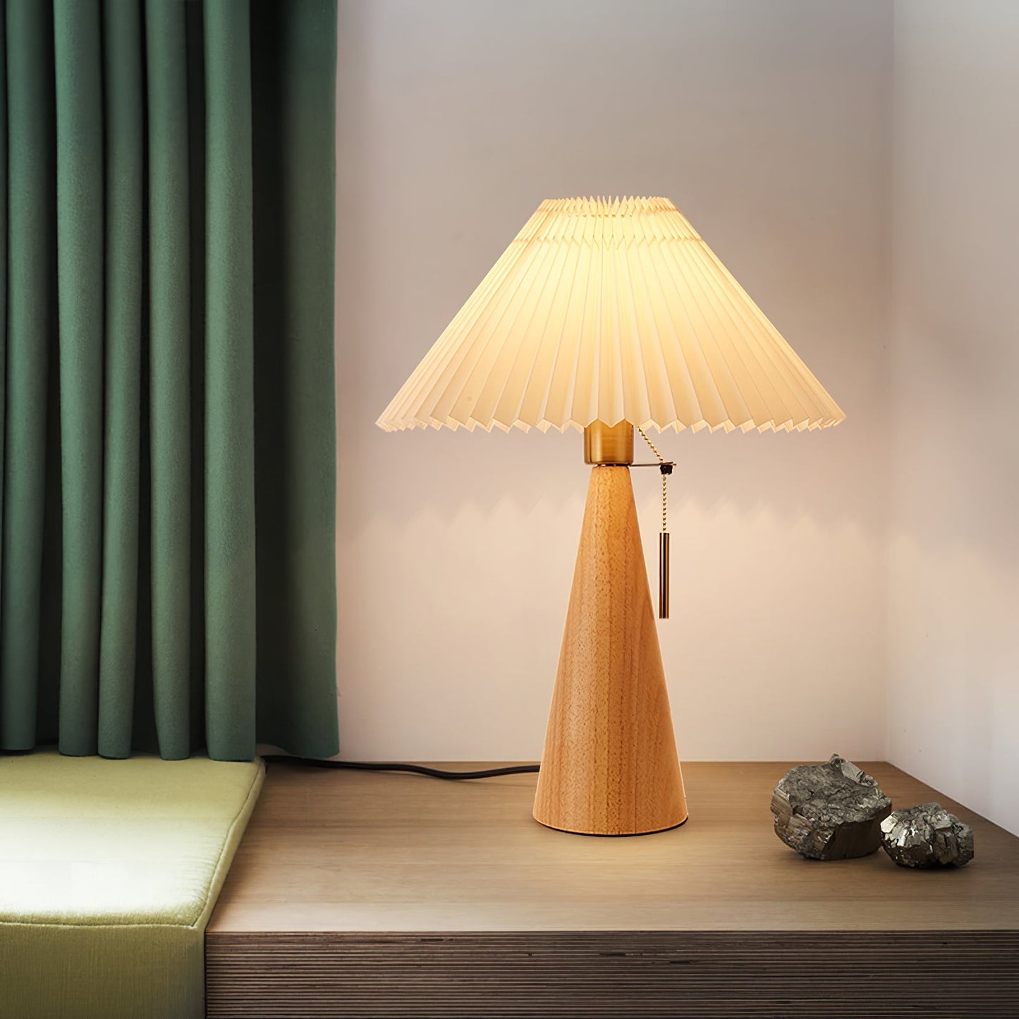 Rami – Tischlampe aus Walnussholz