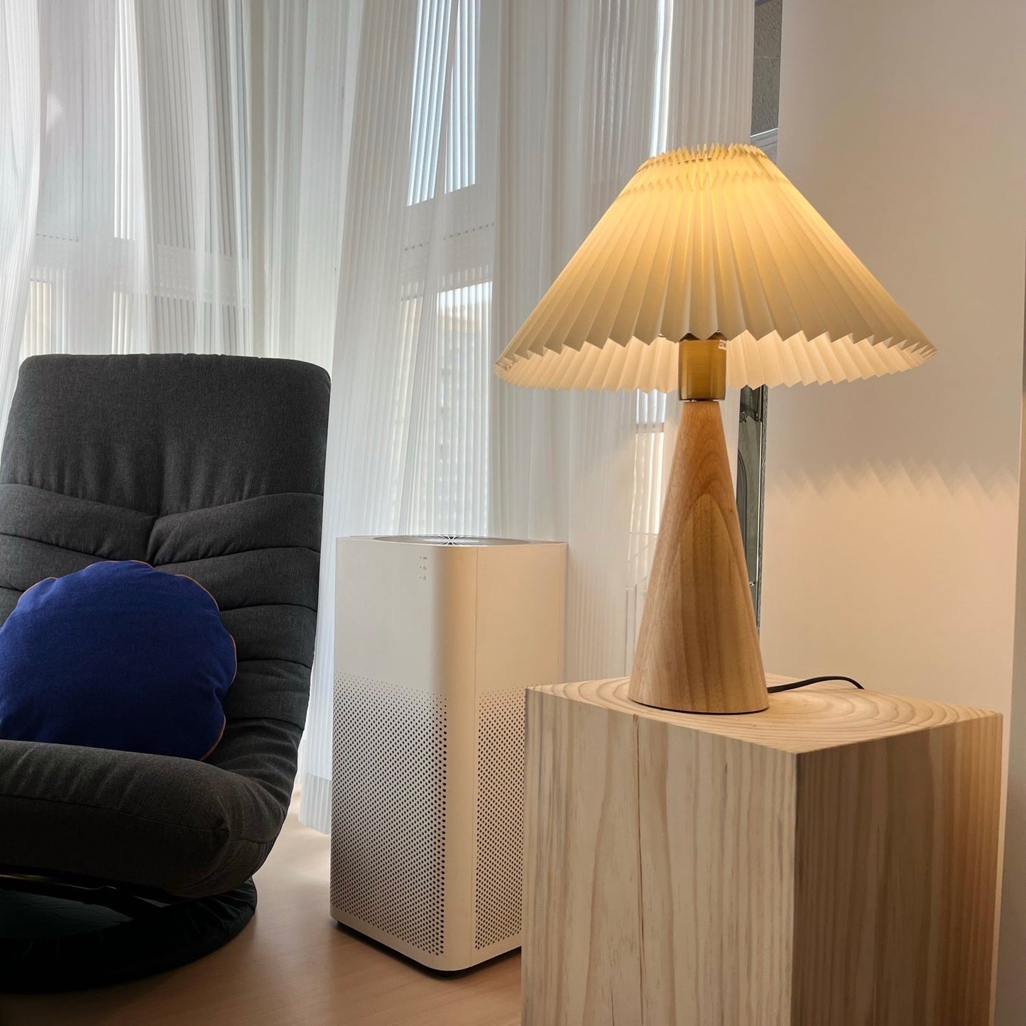 Rami – Tischlampe aus Walnussholz
