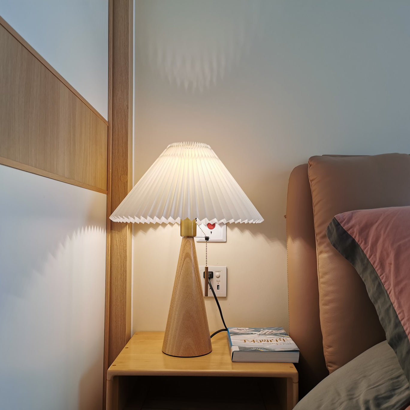 Rami – Tischlampe aus Walnussholz