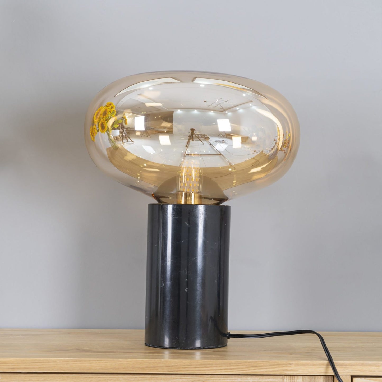 Lin – Tischleuchte aus Glas im Skandinavischen Design
