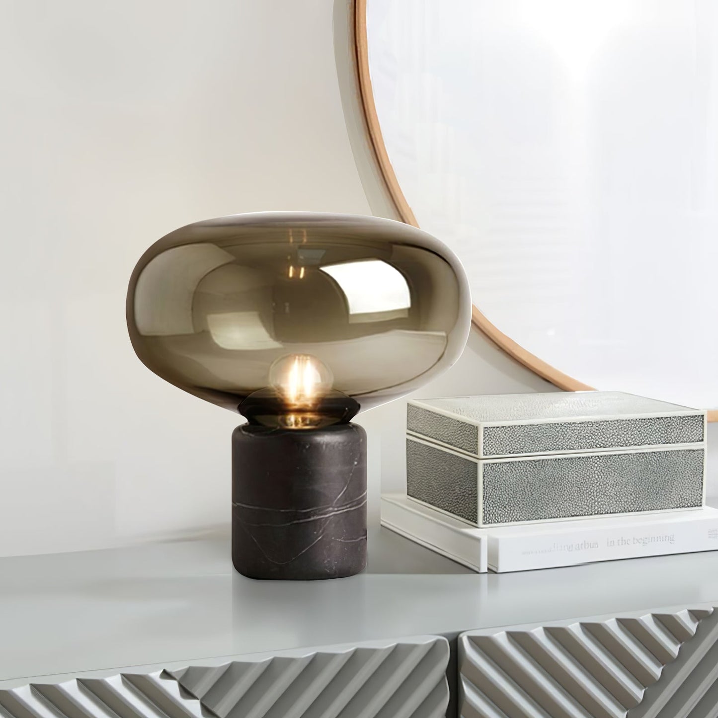 Lin – Tischleuchte aus Glas im Skandinavischen Design