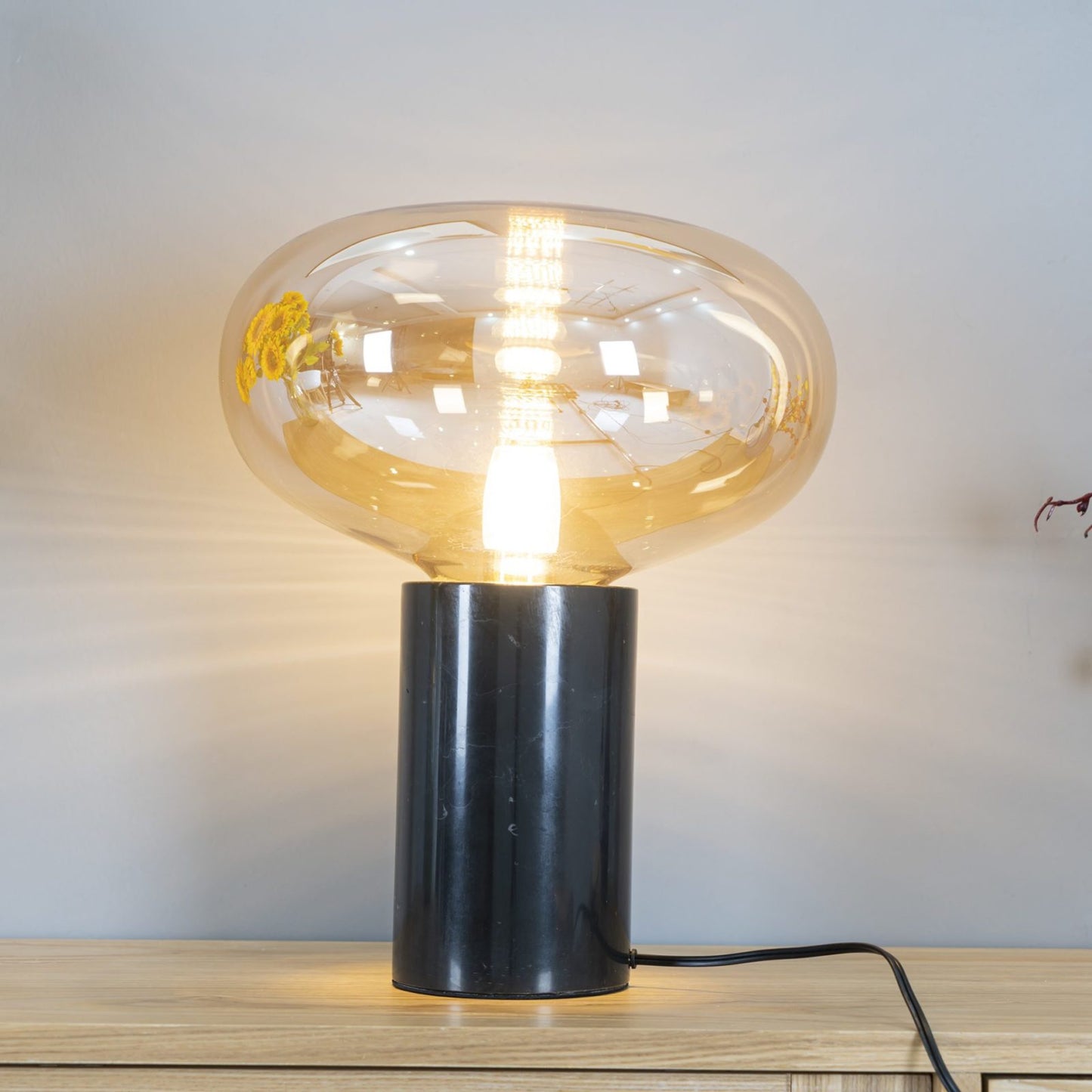Lin – Tischleuchte aus Glas im Skandinavischen Design