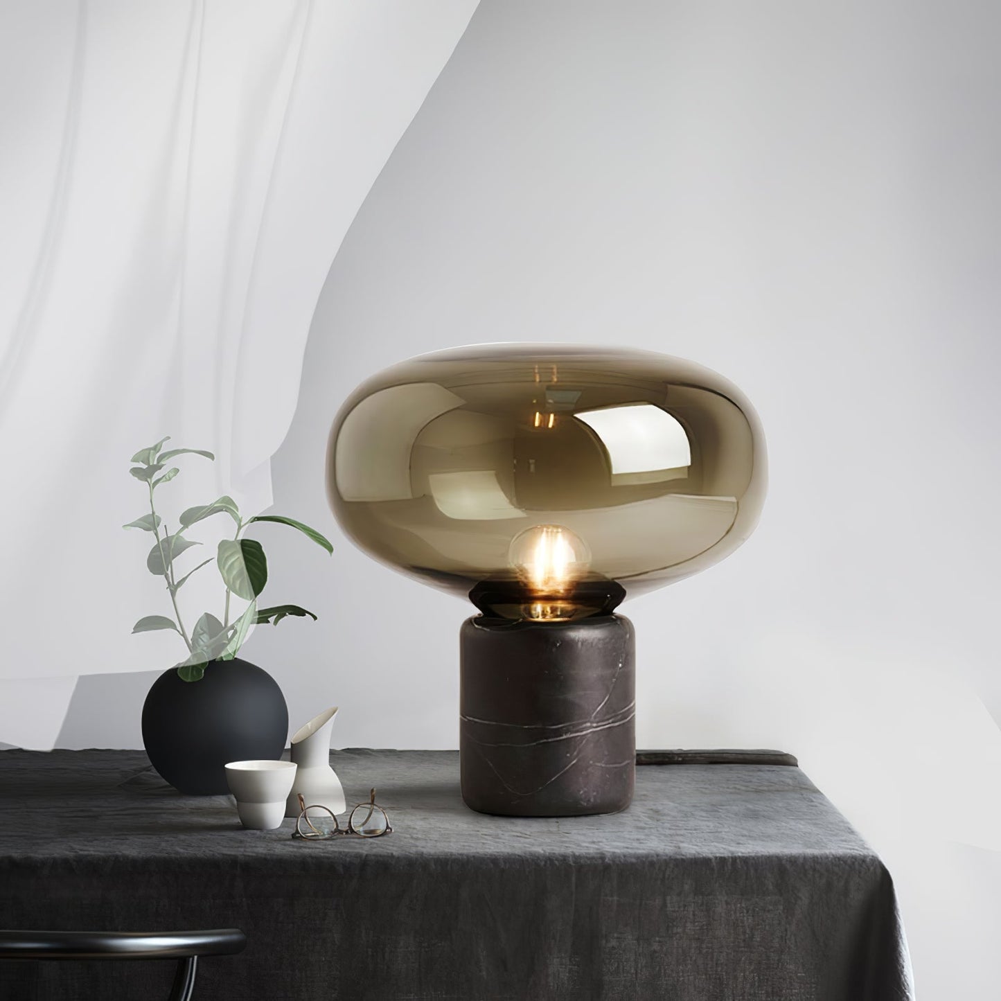 Lin – Tischleuchte aus Glas im Skandinavischen Design