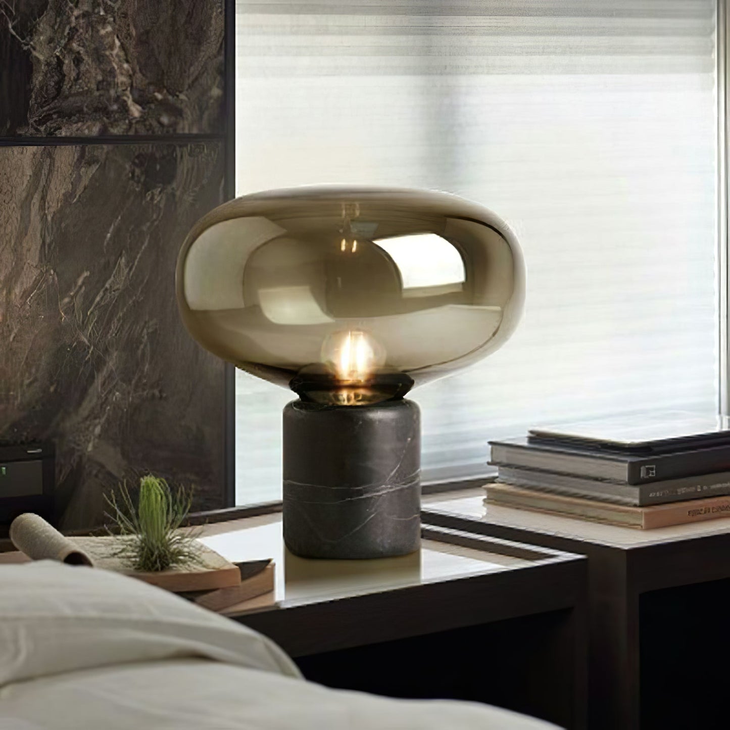 Lin – Tischleuchte aus Glas im Skandinavischen Design