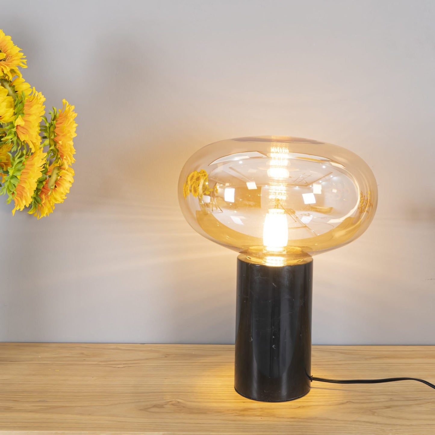 Lin – Tischleuchte aus Glas im Skandinavischen Design