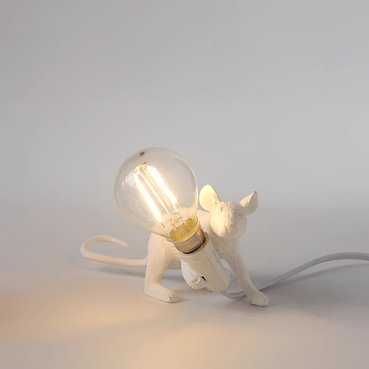 Nilla – Kleine kreative Mauslampe aus Kunstharz im nordischen Design