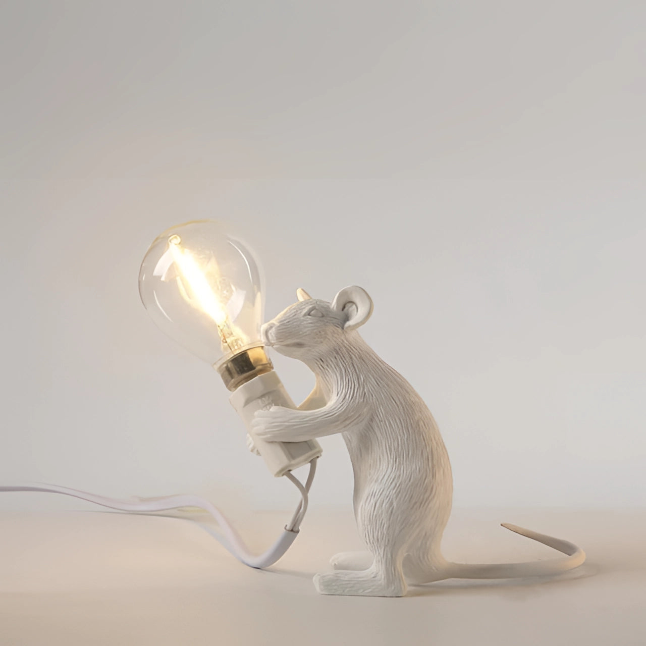 Nilla – Kleine kreative Mauslampe aus Kunstharz im nordischen Design