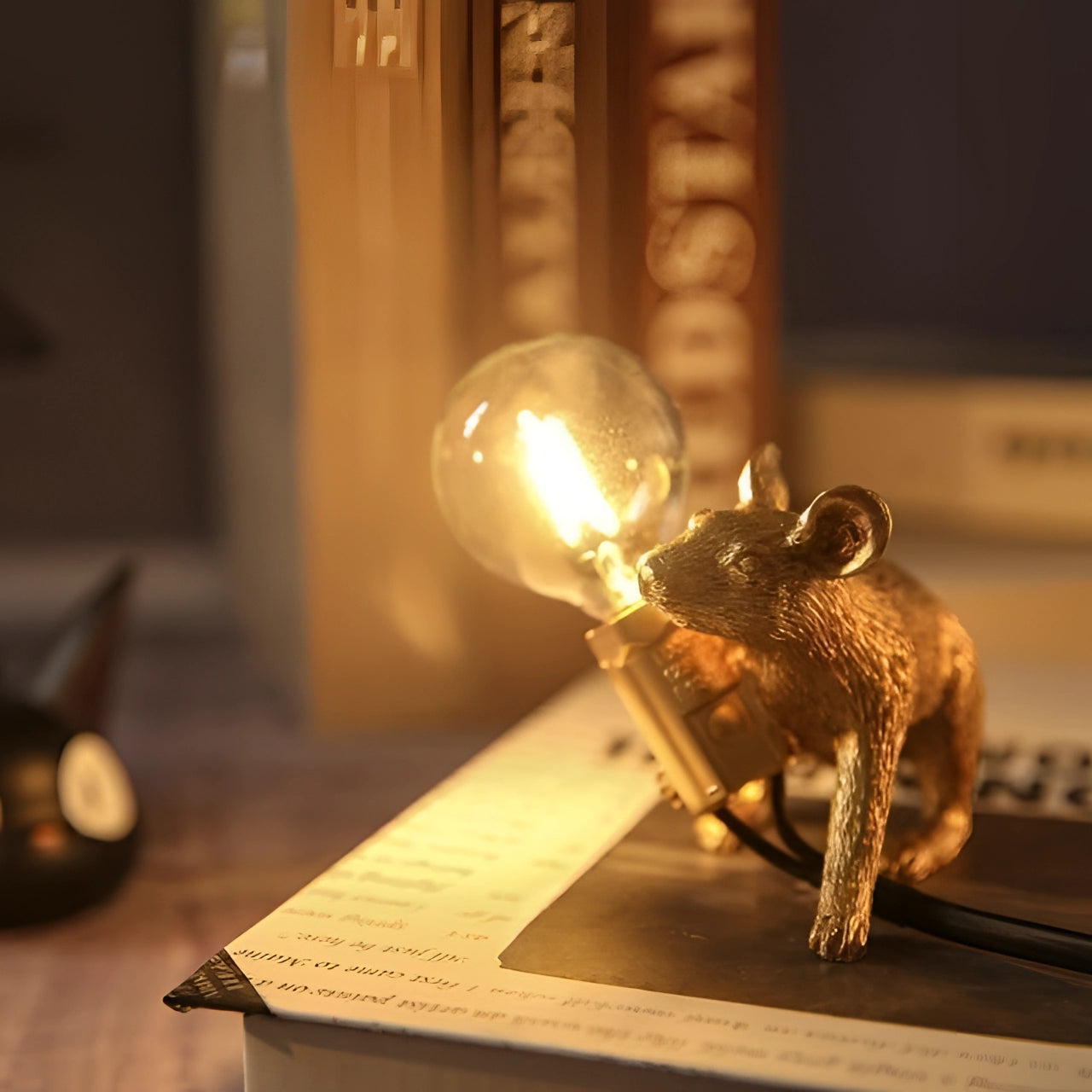Nilla – Kleine kreative Mauslampe aus Kunstharz im nordischen Design