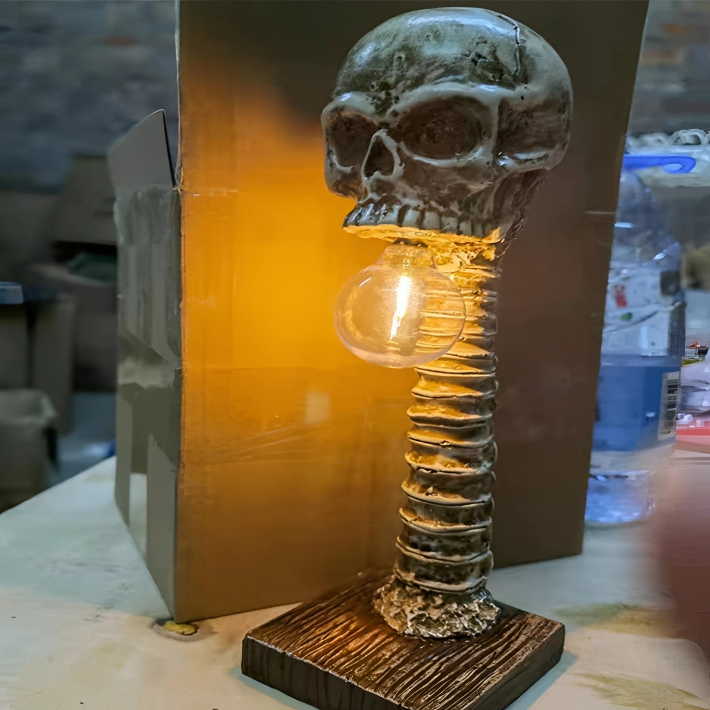 Gravok – Unheimliche Totenkopf-Tischlampe für Halloween