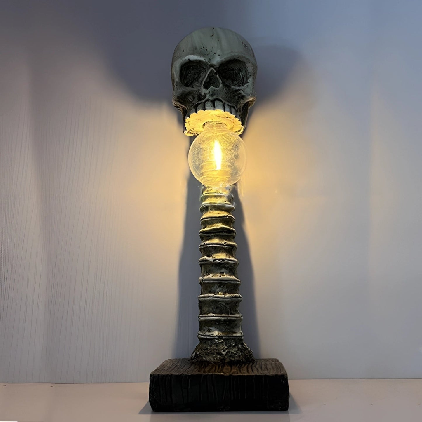 Gravok – Unheimliche Totenkopf-Tischlampe für Halloween