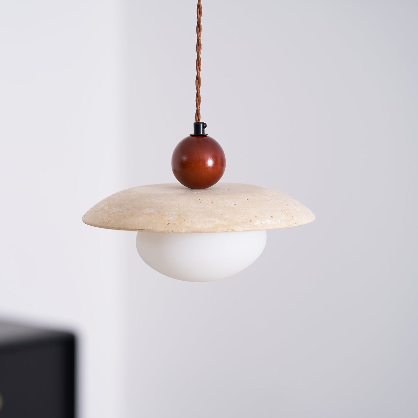 Kaori – Pendelleuchte aus Travertin