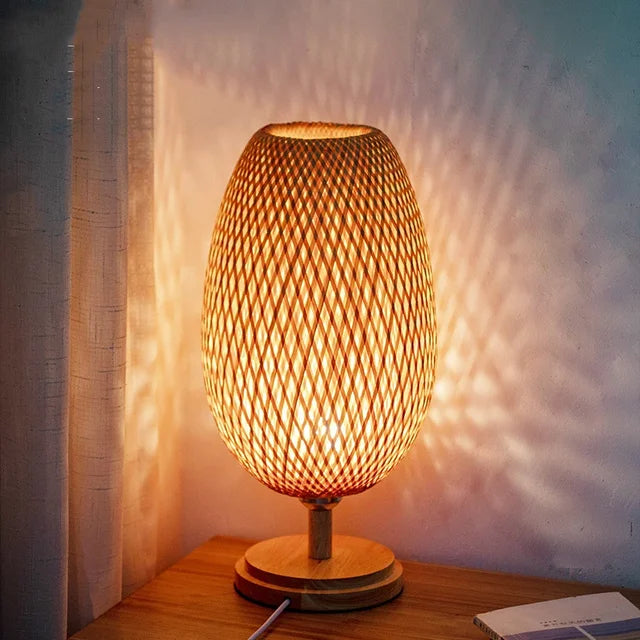 Tischlampe Aus Bambusgewebe Im Japanischen Stil