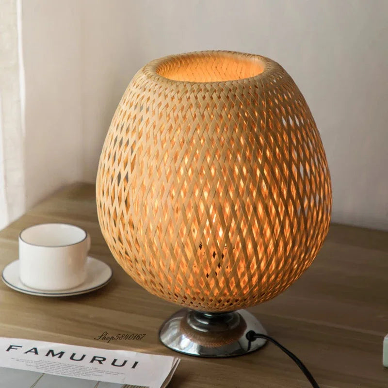 Tischlampe Aus Bambusgewebe Im Japanischen Stil