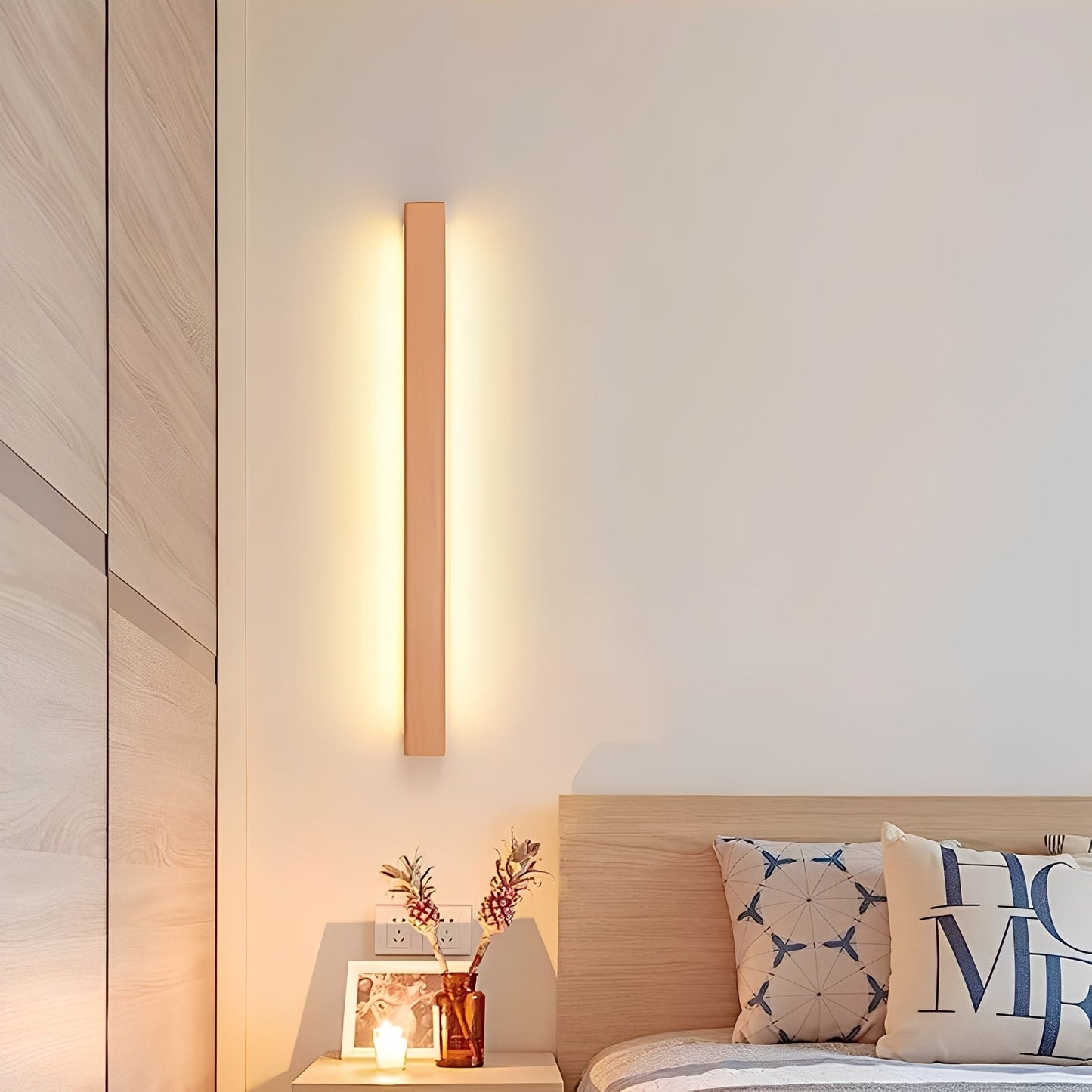 Clyde – Lange Wandlampe im schlichten Holzstil
