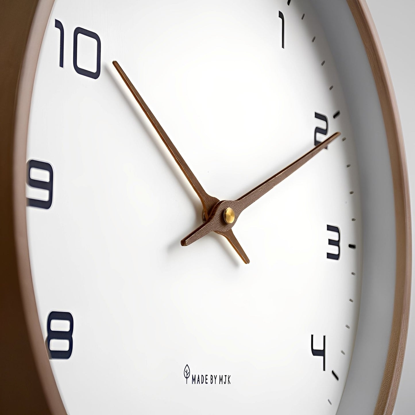 Janice – Skandinavische Wanduhr im schlichten Holzstil