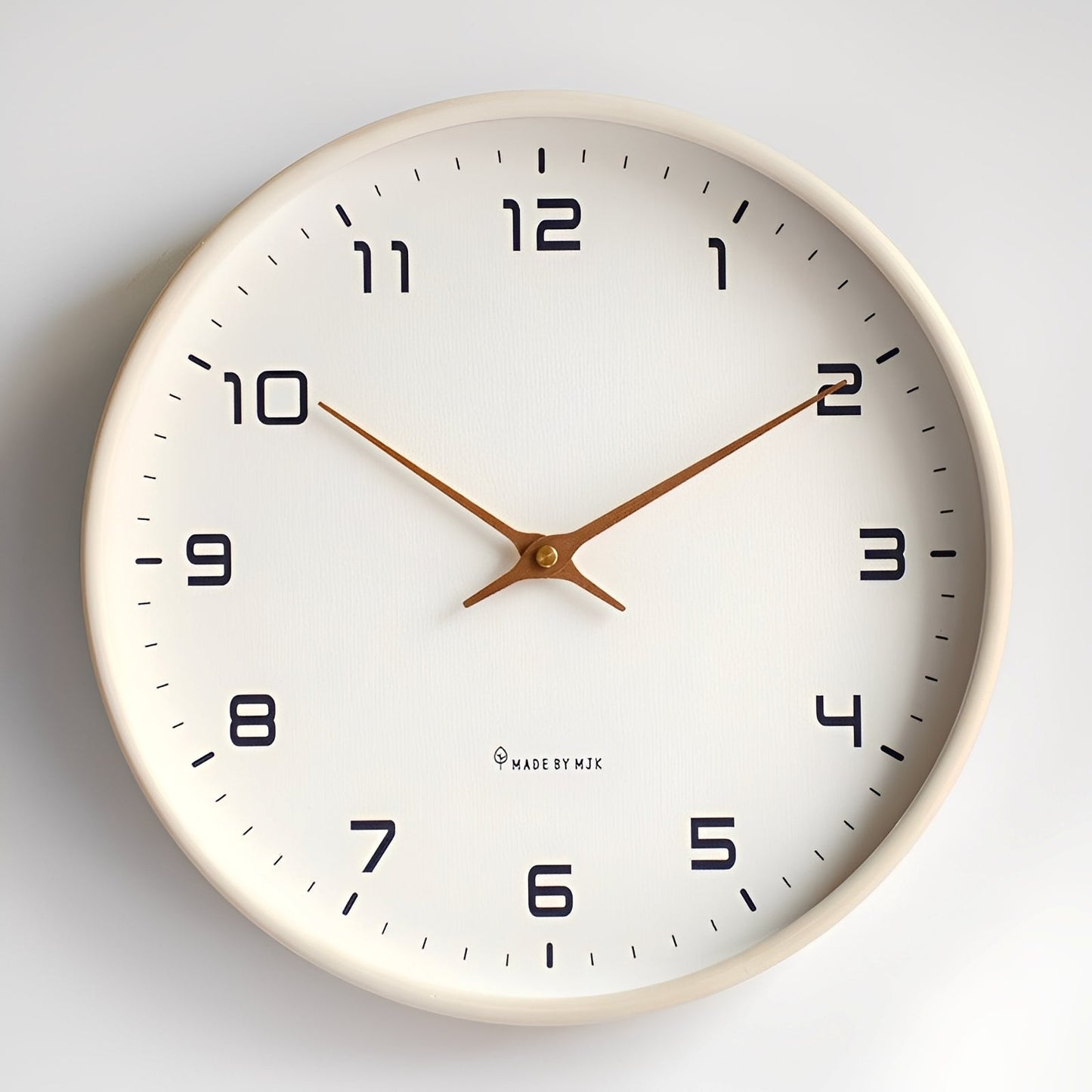 Janice – Skandinavische Wanduhr im schlichten Holzstil