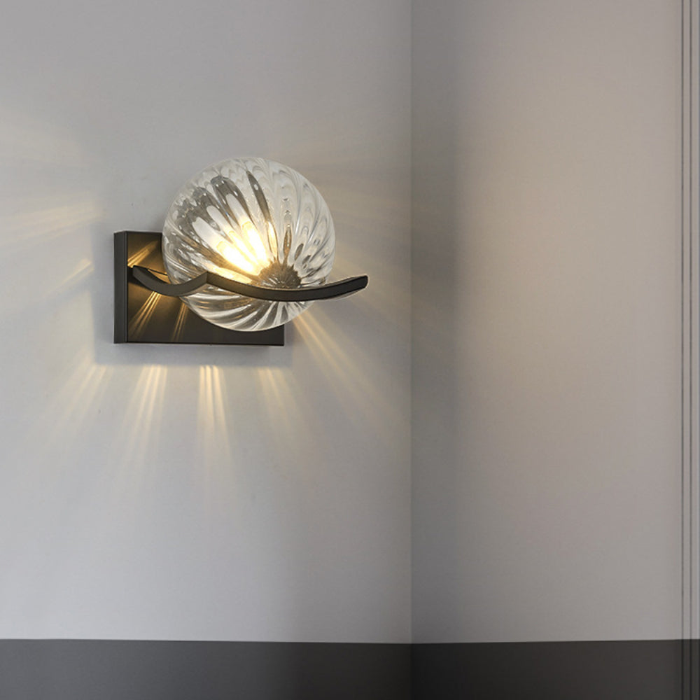 Nolan – Moderne LED-Wandlampe aus Glas