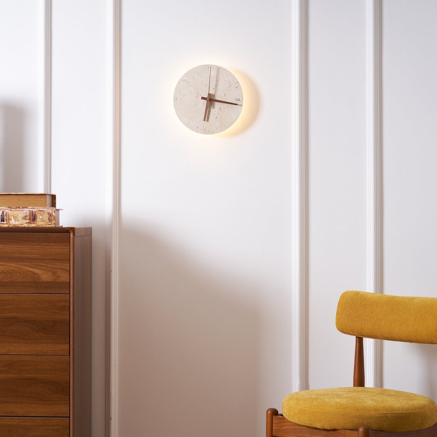 Elin – Wandleuchte mit Travertin-Uhr