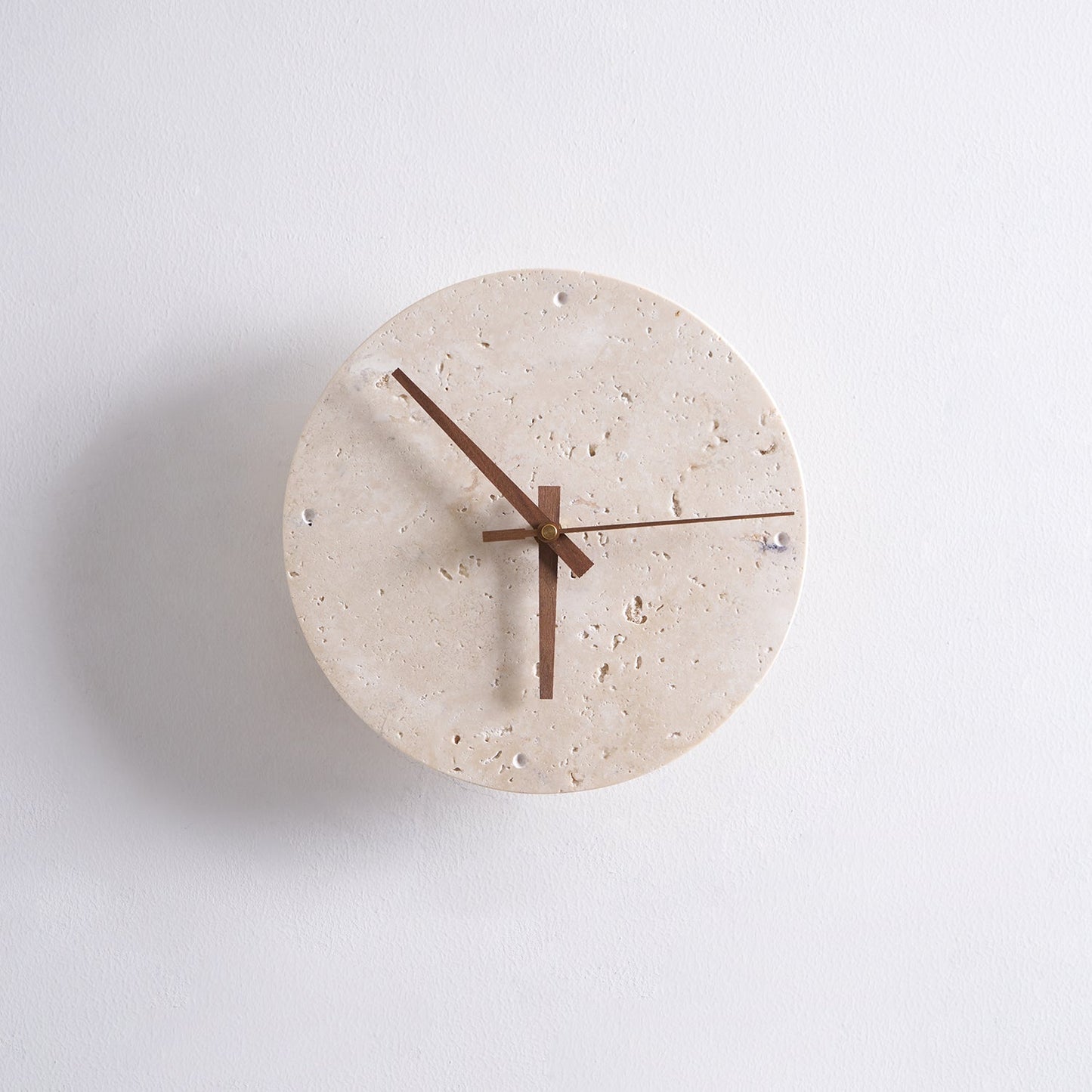 Elin – Wandleuchte mit Travertin-Uhr
