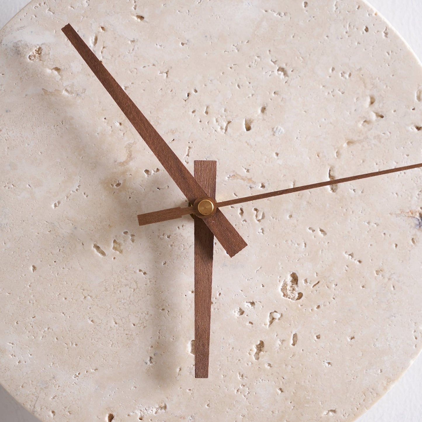 Elin – Wandleuchte mit Travertin-Uhr