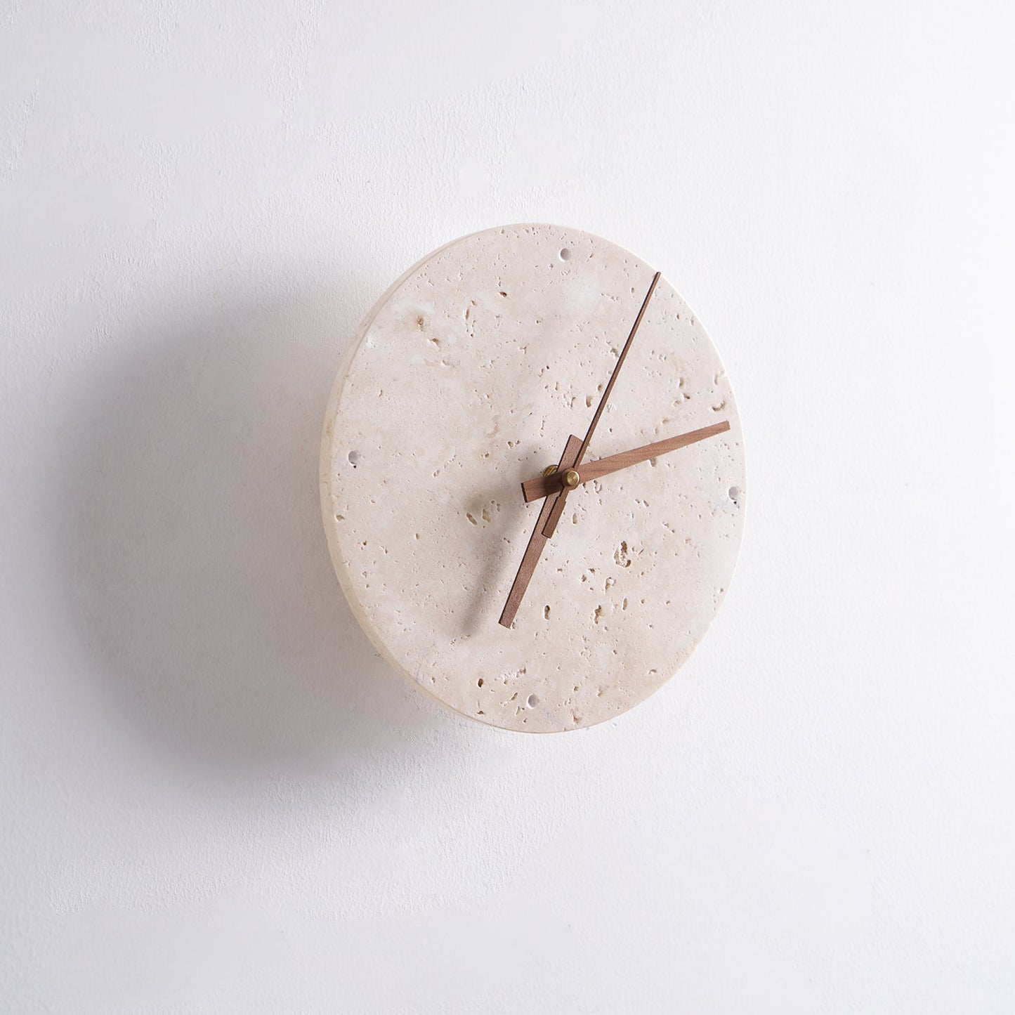 Elin – Wandleuchte mit Travertin-Uhr