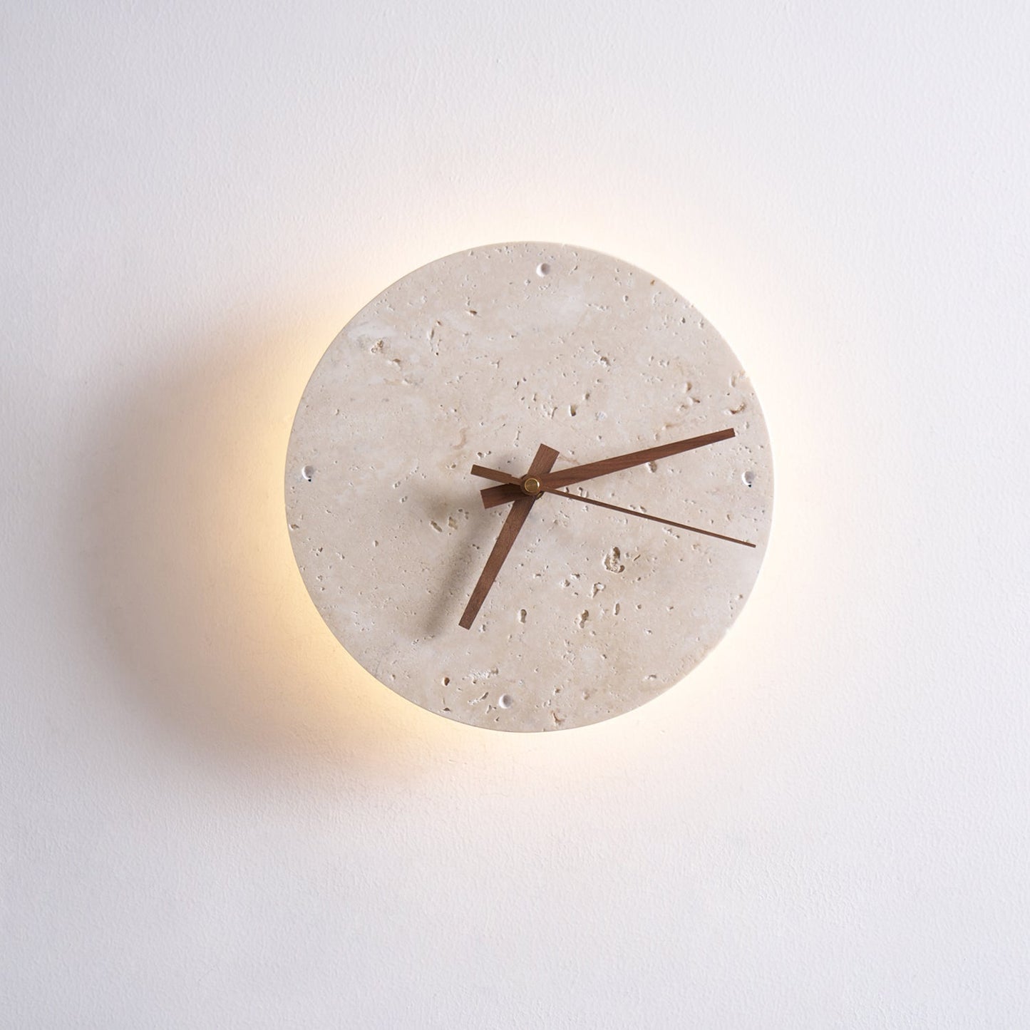 Elin – Wandleuchte mit Travertin-Uhr