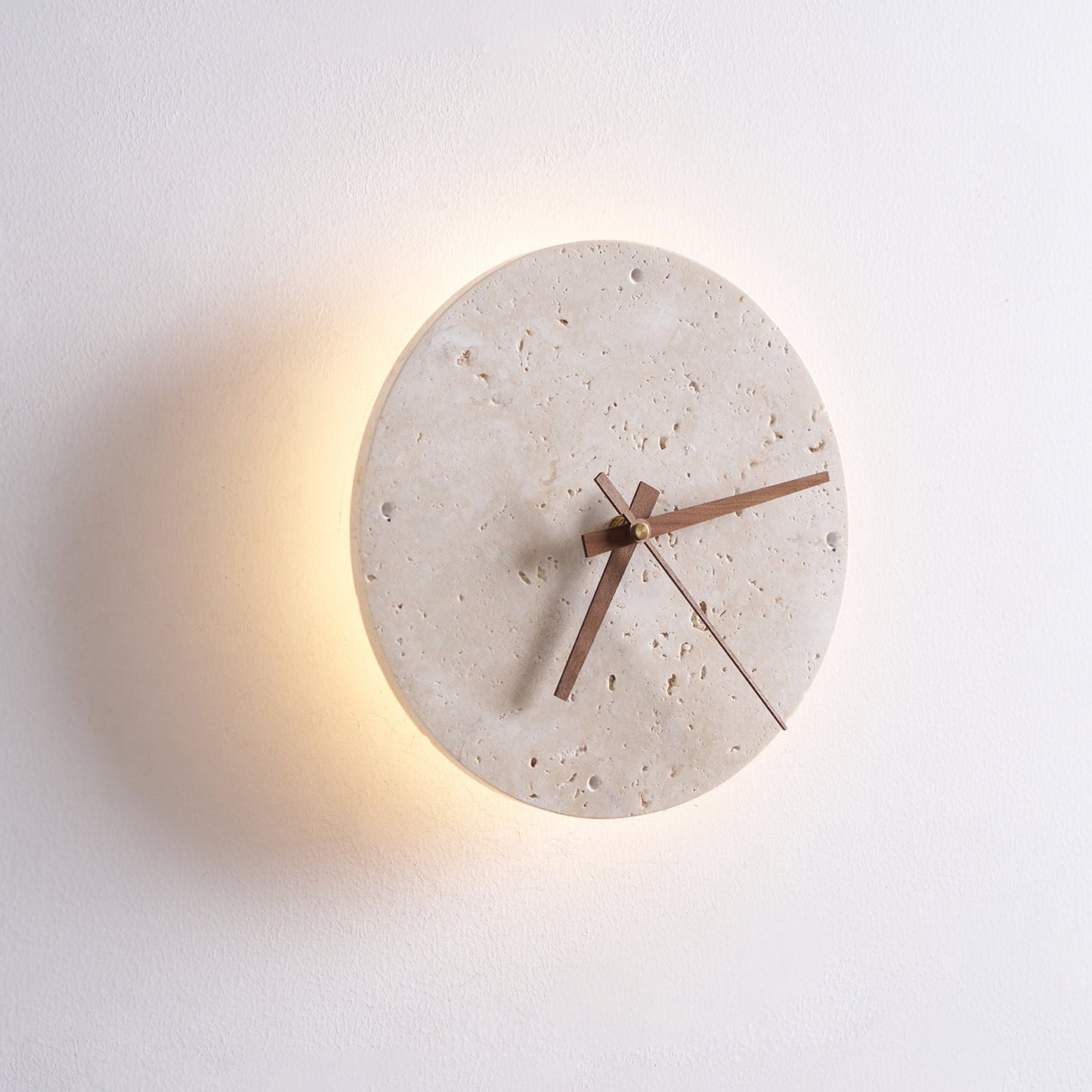 Elin – Wandleuchte mit Travertin-Uhr