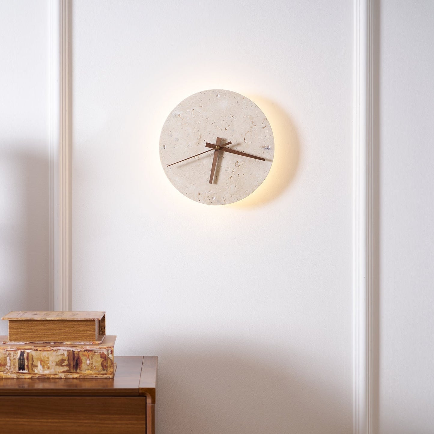 Elin – Wandleuchte mit Travertin-Uhr