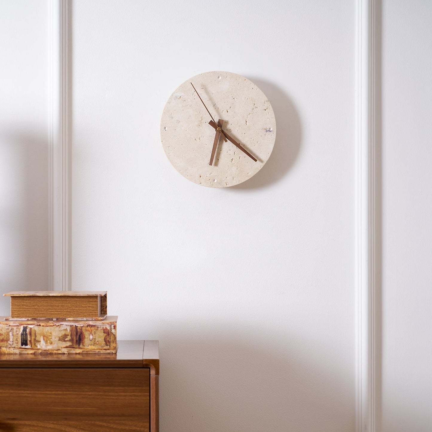 Elin – Wandleuchte mit Travertin-Uhr