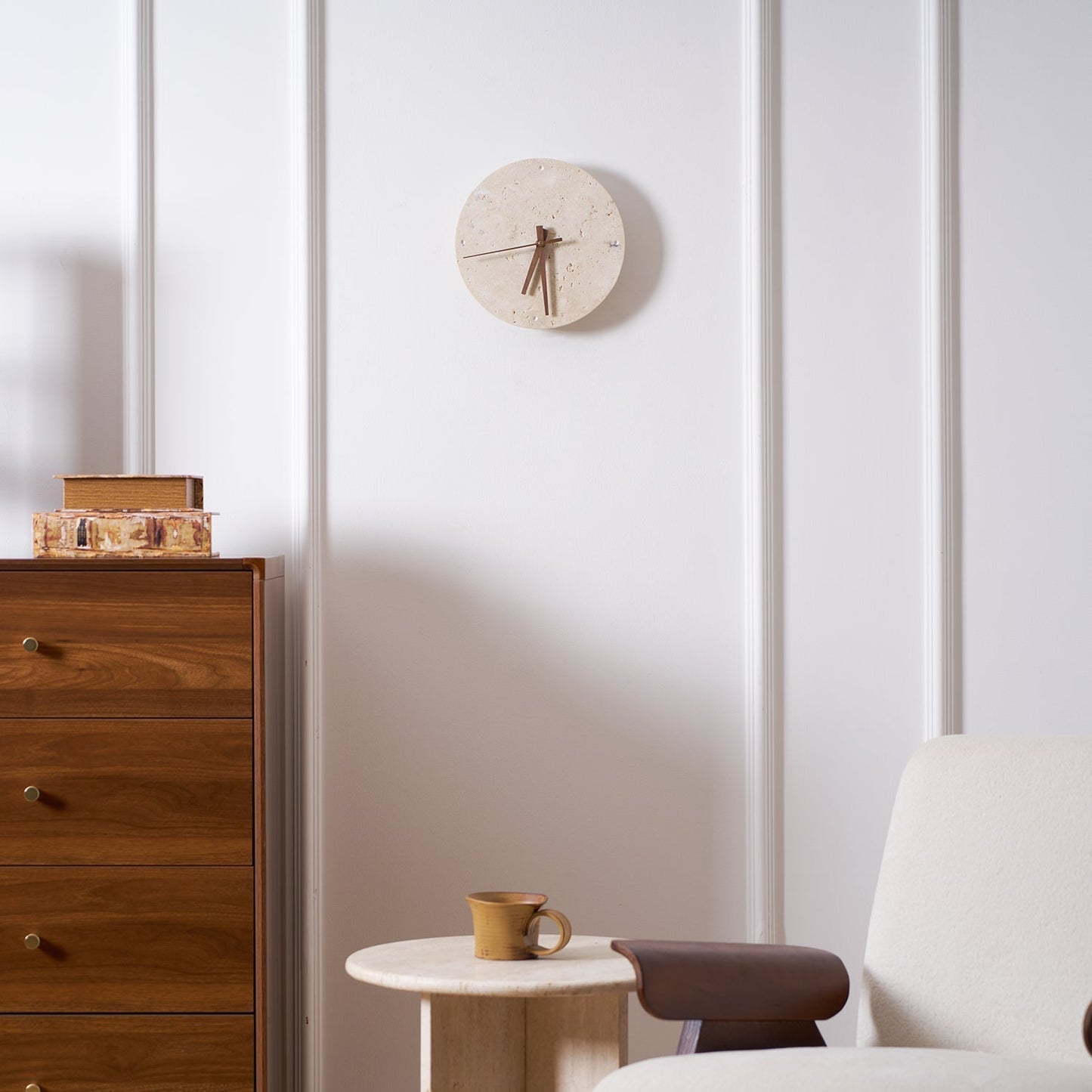 Elin – Wandleuchte mit Travertin-Uhr