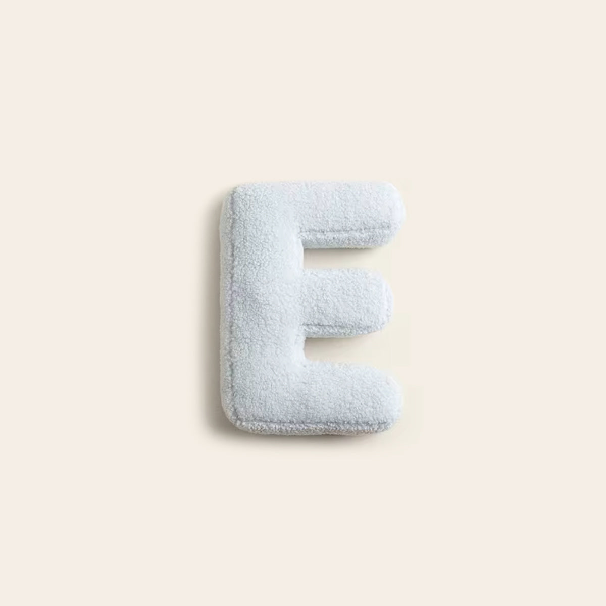 Lexa – Flauschiges Buchstaben-Kissen aus Plüsch
