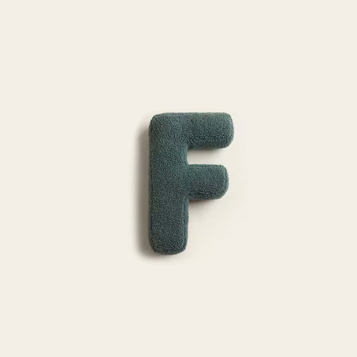 Lexa – Flauschiges Buchstaben-Kissen aus Plüsch