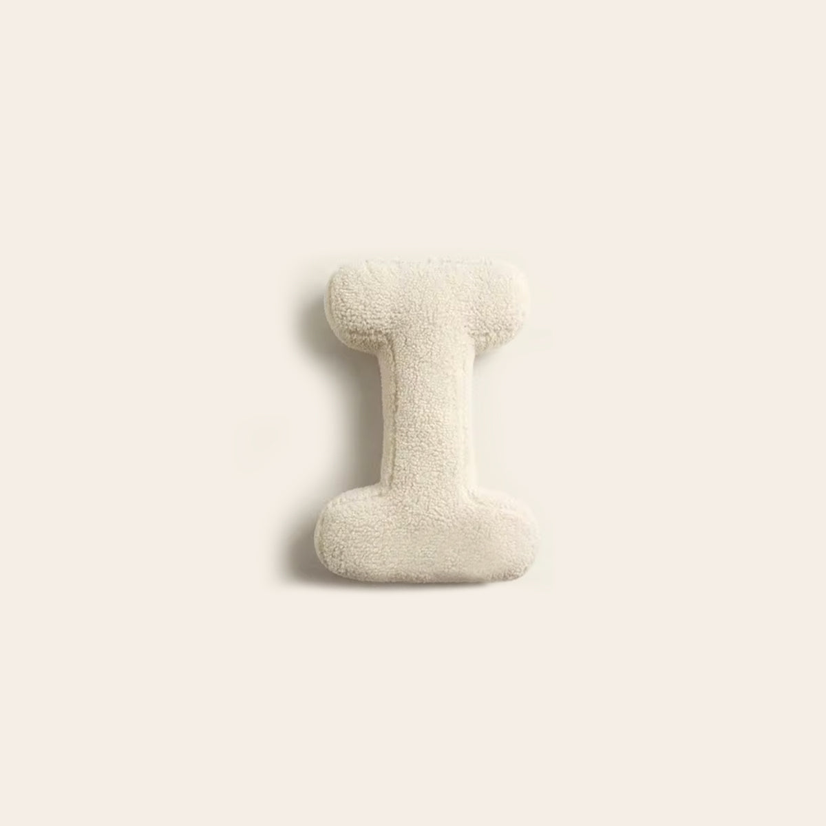 Lexa – Flauschiges Buchstaben-Kissen aus Plüsch