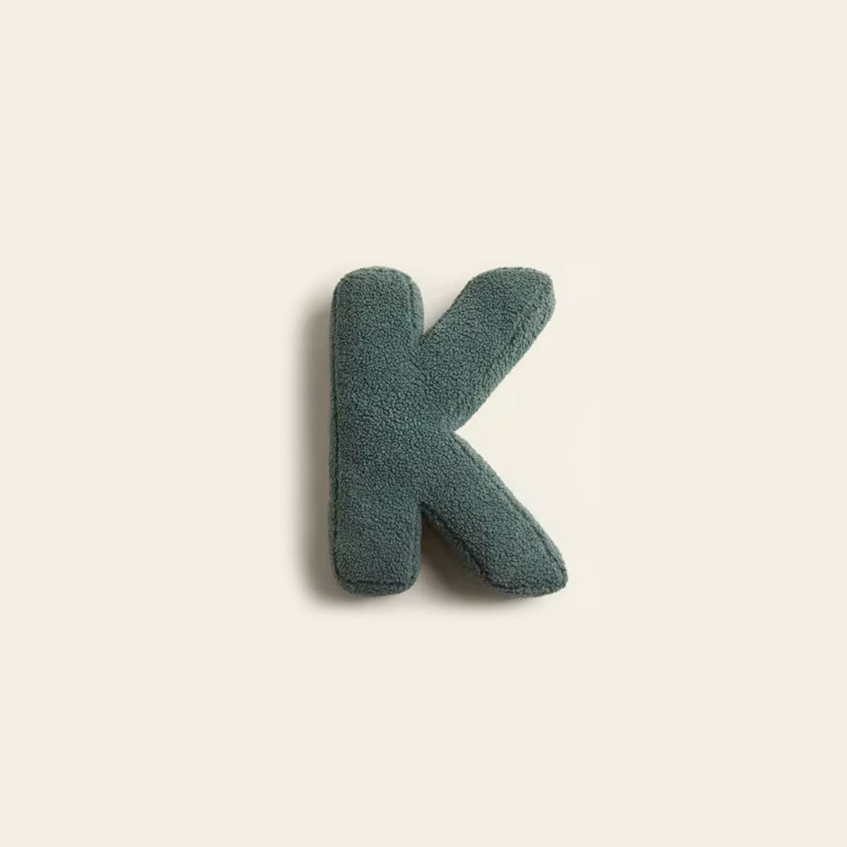 Lexa – Flauschiges Buchstaben-Kissen aus Plüsch
