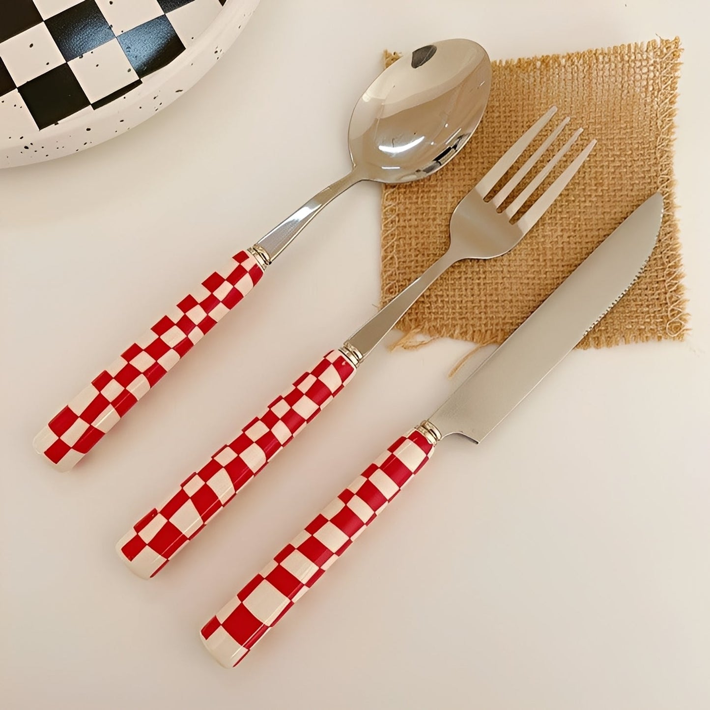 Checka – Keramisches Besteckset im Schachbrett-Muster