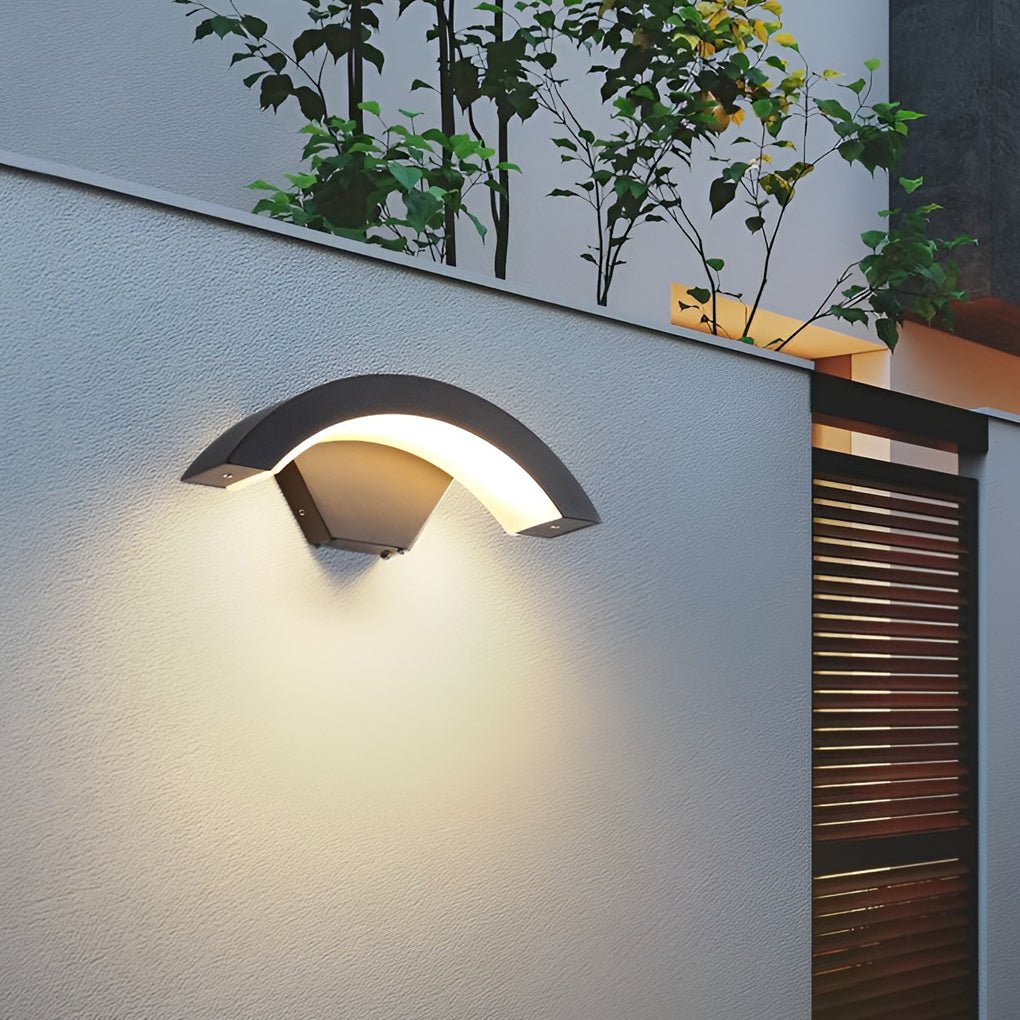 Akagi – Geschwungene LED-Außenlampe