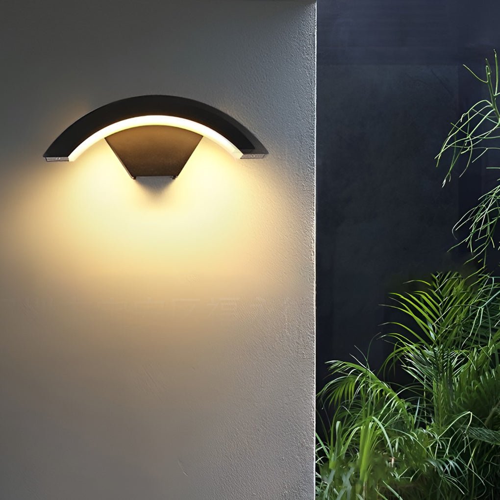 Akagi – Geschwungene LED-Außenlampe