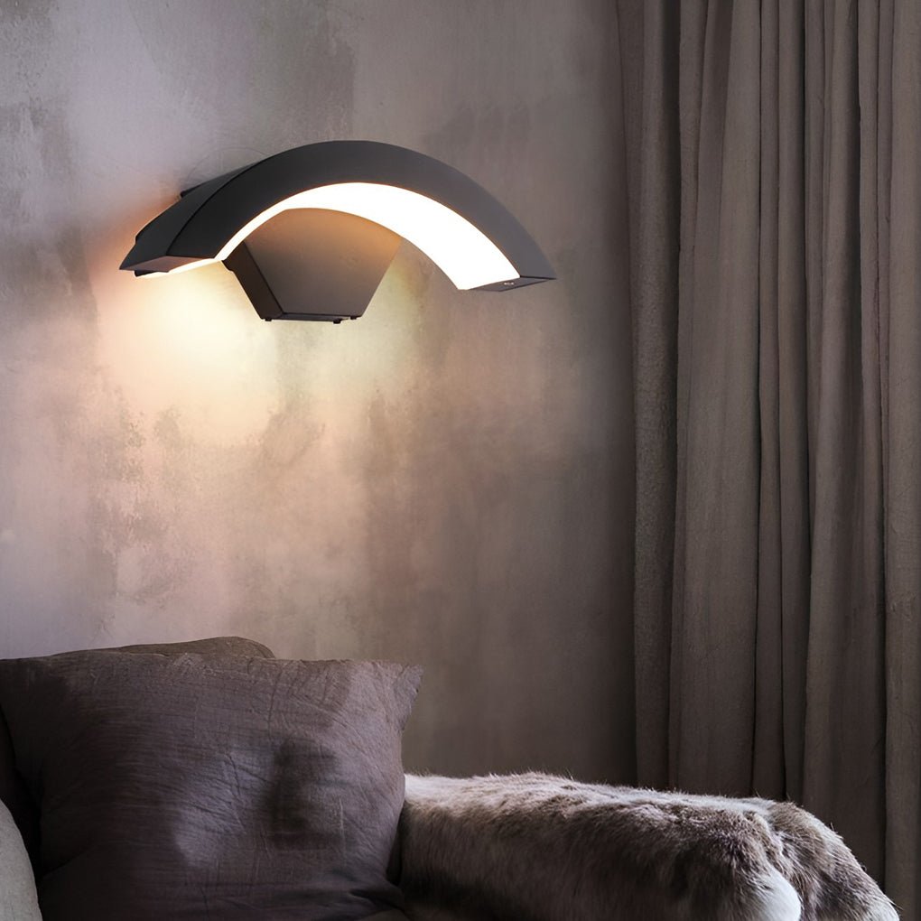 Akagi – Geschwungene LED-Außenlampe