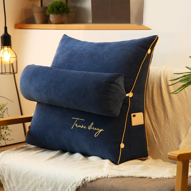 Pilar – Dreieckpillow mit Stickerei & Kopfunterstützung