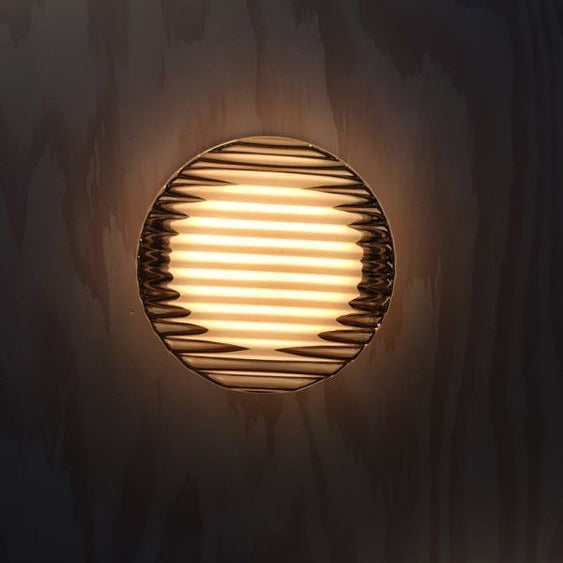 Inga – Nordische Wandlampe mit Strukturglas