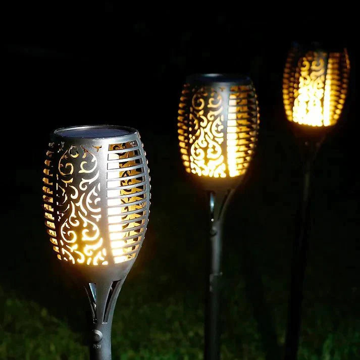 FlammenLicht – Solar-Gartenfackel mit realistischem Flammeneffekt