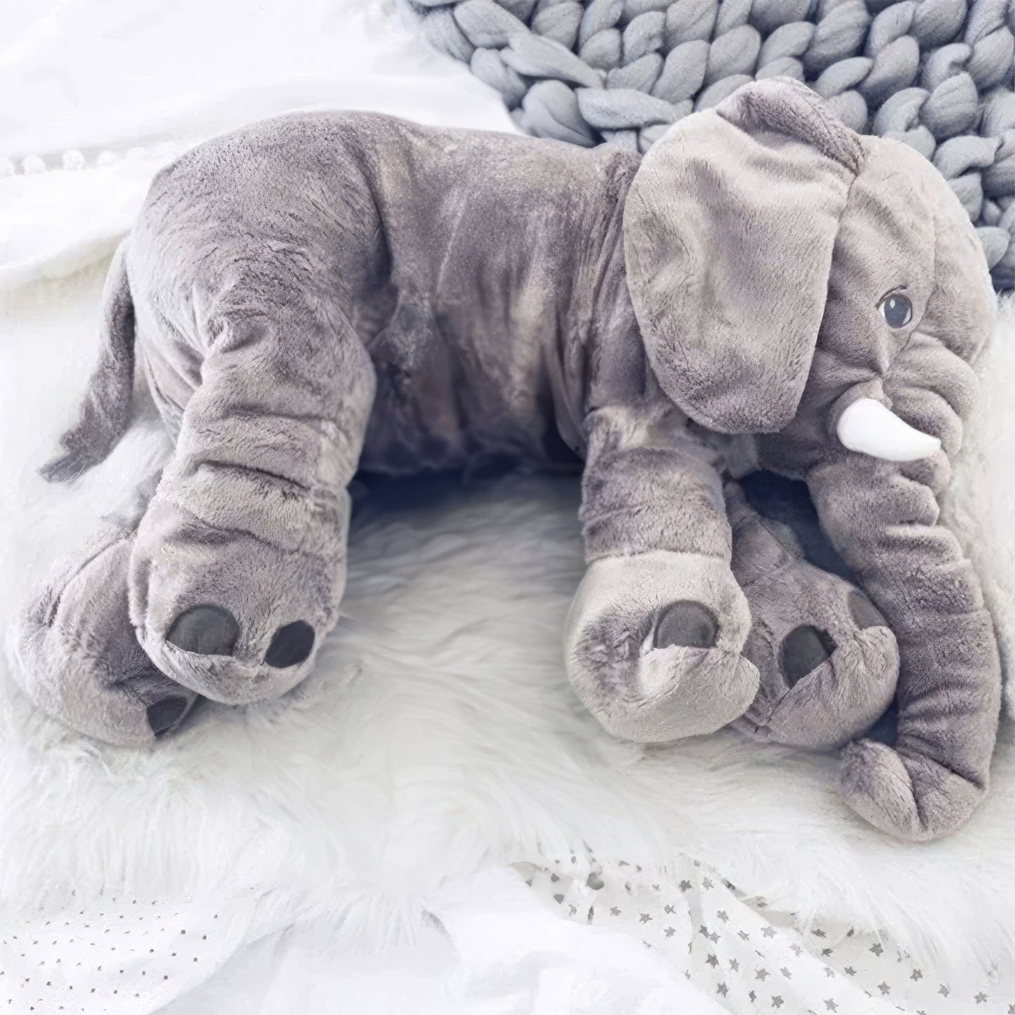 EleSnug – Niedliches Kuschelkissen in Baby-Elefantenform